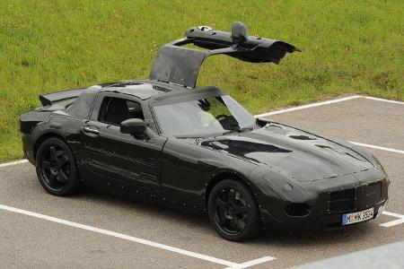 Seine üppige Kraft gibt der AMG 6,3-Liter-V8-Motor über eine besonders leichte Antriebswelle aus Carbon an die Hinterachse w...