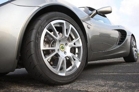Vorne trägt die Elise 16- und hinten 17-Zöller.