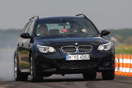 Mit 1.955 Kilogramm ist der BMW kein Leichtgewicht, aber dennoch immens zügig unterwegs.
