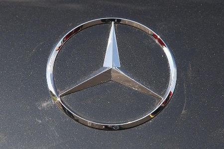 Auf Luftfedern und Massagesitzen Kühler an Kühler mit Supersportwagen.