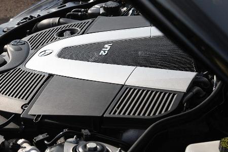 Unter der Haube wummert ein V12. Großzügige 5,5 Liter Hubraum leisten 517 PS.