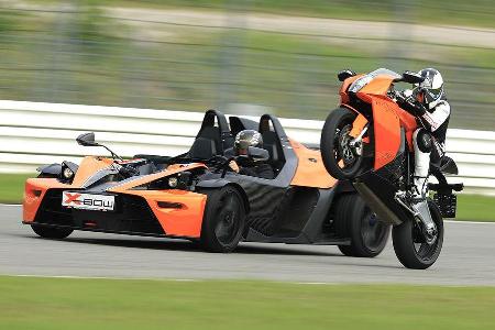 ... des KTM X-Bow mit der KTM 1190 RC8 deutlich zu erkennen ist. Die Eckdaten des Motorrads sind ebenso beeindruckend ...