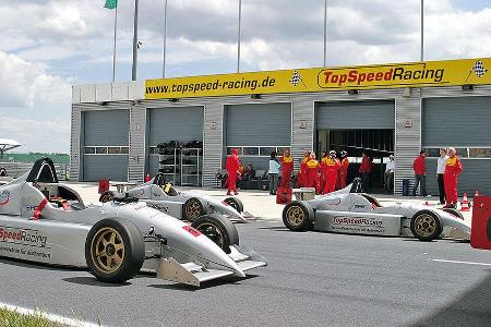 ... am EuroSpeedway Lausitz und im Ascari Race Resort entsprechende Lehrgänge an.