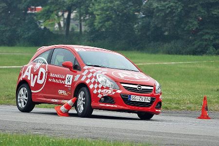 ... sechs bis zehn Läufe pro Saison in gestellen Opel Corsas zu absolvieren.