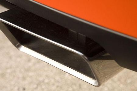 Die beiden rechteckig geformten Auspuff-Enden verkünden das tiefe Grollen des V8.