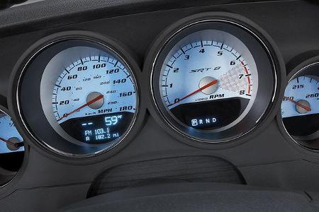 Vor dem Fahrer reihen sich vier Instrumententafeln aneinander, die alle wichtigen Funktionen anzeigen. In der Mitte ist ein ...