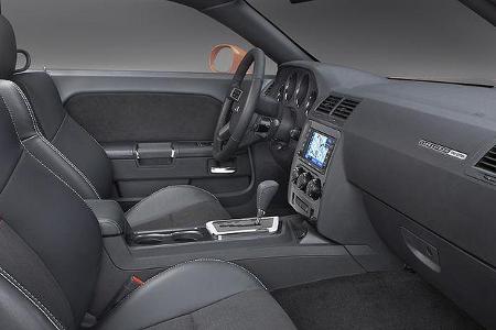 In puncto Sicherheit ist der Challenger seinem Urahn ebenfalls deutlich voraus: Seiten- und Mehrstufen-Airbags verstecken si...