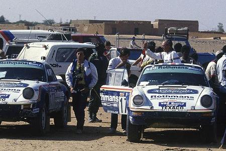 Drei Porsches im Rothmans-Rallye-Ornat.