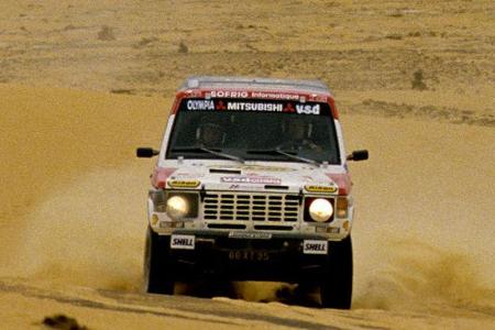 Sand, Geröll und ein einsamer Mitsubishi Patrol.