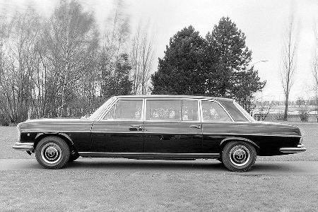 Zwei dieser Pullman-Limousinen vom Typs 300 SEL mit langem Radstand und verbreiterten Fondtüren erhielt der Vatikan 1967.