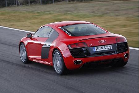 Gegenüber des V8 nähert sich der V10 dem Grenzbereich noch präziser, williger und gieriger. Fast so, als hätte er um 150 Kil...