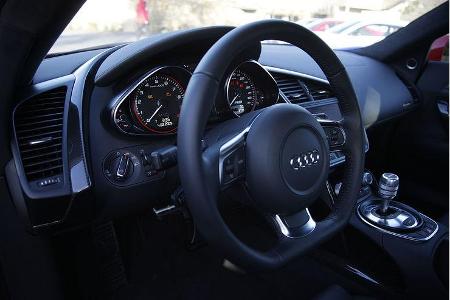 Bis auf rote Zierringe ist das Cockpit mit dem des V8 identisch.
