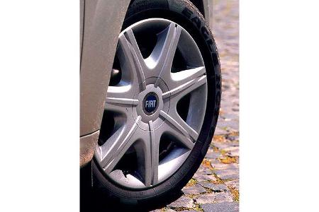 Der Fiat rollt auf 16-Zoll-Alufelgen.