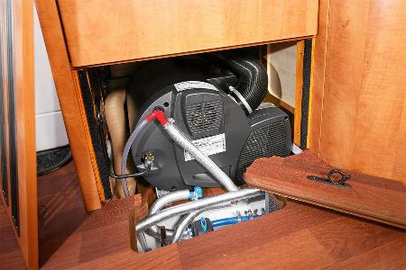 Der Gebläseofen sitzt unter dem Kühlschrank.