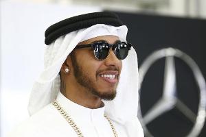 Hamilton stolz auf Arbeit neben der Strecke