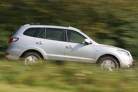 Waschbrettpisten mag der Hyundai weniger, er quittiert sie mit vibrierendem Gestühl, das zudem sofaähnlich weich ausgelegt ist.