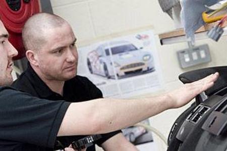 Die erste Folge der sport auto-Projektgeschichte hängt zur Motivation an der Wand