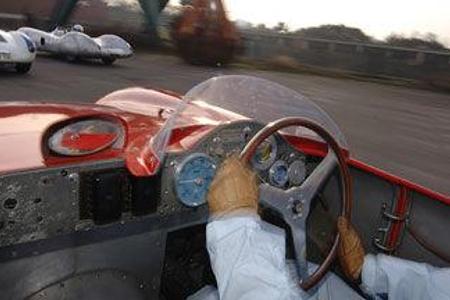 1955 gewann der Maserati 150 S sein erstes Rennen am Nürburgring vor dem Porsche 550 Spyder und dem AWE 1500. Für Motor Klas...