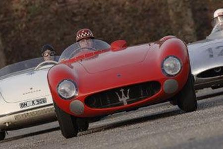 Dreiklang: Porsche 550 Spyder, Maserati 150 S und AWE 1500 auf dem Testgelände. Rechts der Franzose Jean Behra (Mitte) mit d...