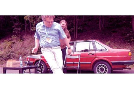 Spiel, SpaÃ und gute Laune. Alf beim Mini-FuÃball. Er versucht, Weinkorken in ein Papptor zu bugsieren.
