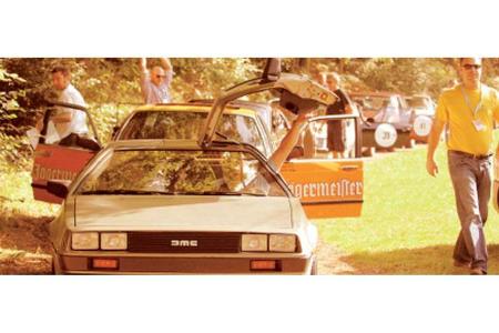 Zurück in die Zukunft, Carsten Peggau und Thorsten Möller im De Lorean DMC 12 vor einem 735i im Jägermeister-Look.