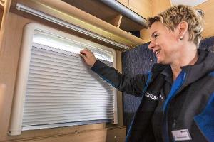 Fensterrollos im Wohnmobil einbauen
