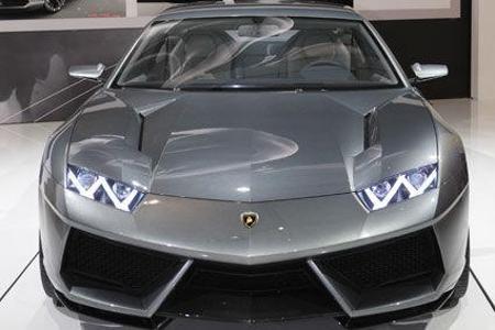 Als Showcar verkörpert der Lamborghini Estoque eine von mehreren Möglichkeiten, wie eine dritte Baureihe im Produktprogramm ...