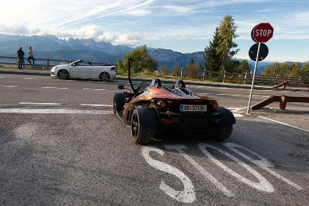 KTM X-Bow GT, VW Golf R Cabriolet, beide Fahrzeuge