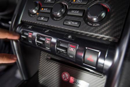 Nissan GT-R Black Edition, Tasten