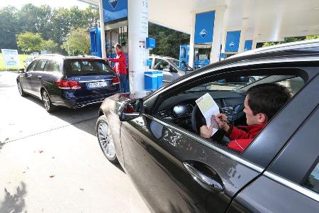 BMW 518d Touring, Mercedes E 200 CDI T, Tankstelle