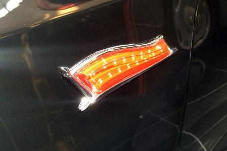 Immerhin: Geblinkt wird standesgemäß mit rotem Fähnchen in LED-Technik.