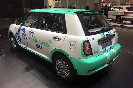 ... den 330 EV im Programm, der sich hier als knuffiger Panda-Bär verkleidet hat.