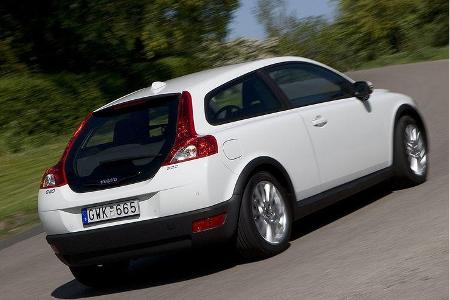 Das Doppelkupplungsgetriebe harmoniert gut mit dem Zweiliter-Diesel im Volvo C30.
