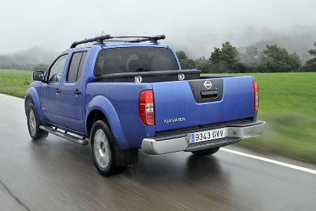 Der facegeliftete Nissan Navara kommt jetzt mit einem brandneuen V6-Diesel, der die neue Leistungsspitze markiert. Mit 231 P... Der facegeliftete Nissan Navara kommt jetzt mit einem brandneuen V6-Diesel, der die neue Leistungsspitze markiert. Mit 231 P...