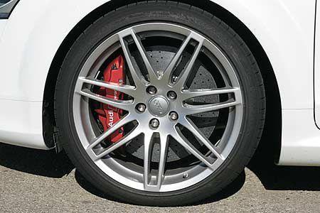 Mit Allradantrieb und breiten Rädern, die vom RS4 stammen, krallt sich der Audi zuverlässig im Asphalt fest.