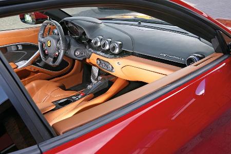 Ferrari F12 Berlinetta, Cockpit