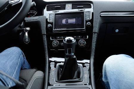 VW Golf VII, Innenraum, Mittelkonsole, Schalthebel