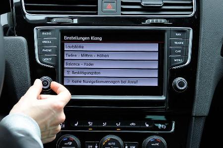 VW Golf VII, Innenraum, Mittelkonsole, Touchscreen