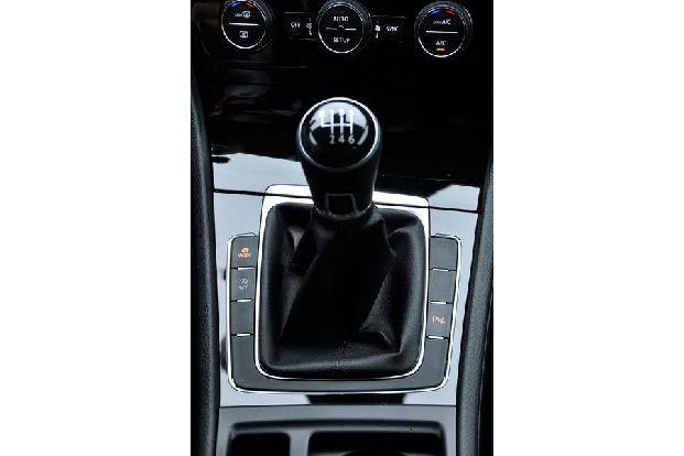 VW Golf VII, Innenraum, Mittelkonsole, Schalthebel