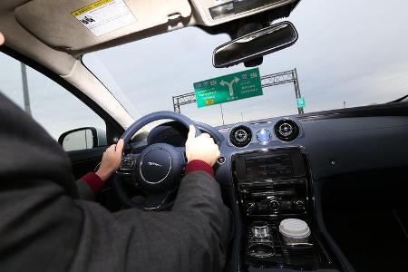 Jaguar XJ 3.0 AWD, Cockpit, Lenkrad