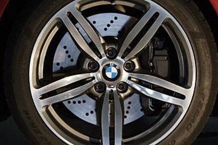 Die filigran anmutenden 19-Zoll-Felgen der Presseautos umhüllen Pirelli P Zero Corsa-Pneus