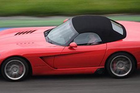 Viel Motor-, wenig Kofferraum: Beim Blick auf die lange Nase der Viper wird klar, wer hier das Sagen hat â der bullige Zeh...