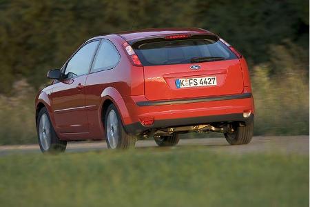 Im Coupéstil: Heckpartie des Zweitürers mit hochgesetzten Heckleuchten.