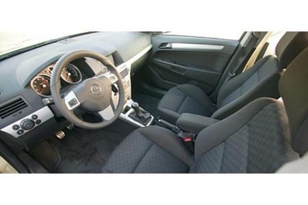 Das Interieur des derzeit stärksten Astra ist zwar nicht unbedingt schick, aber sehr aufgeräumt. Das Multifunktionsdisplay i...