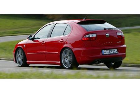 Der 1,8-Liter-Turbo des Seat weist zwar die unharmonischste Leistungscharakteristik auf, steht jedoch recht gut im Futter.