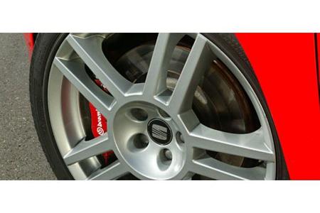 Die Pirelli-bereiften 18-Zöller können ebenso überzeugen wie die standfeste Brembo-Bremse.