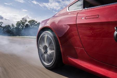 Aston Martin V8 Vantage, Heckreifen