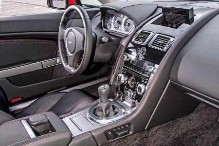 Aston Martin V8 Vantage, Cockpit, Lenkrad