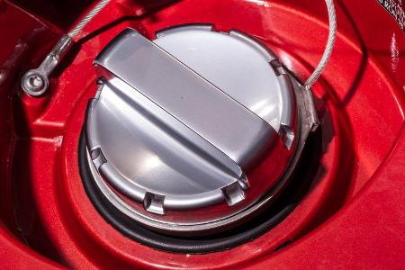 Aston Martin V8 Vantage, Tankdeckel