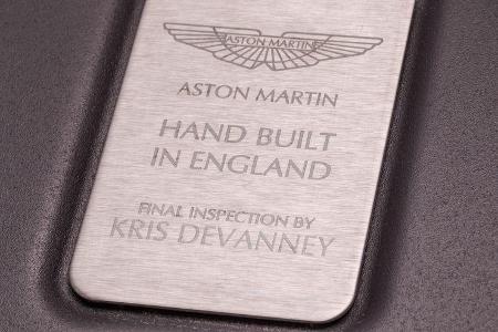 Aston Martin V8 Vantage, Schild